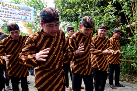 TRADISI PENYAMBUTAN TAMU