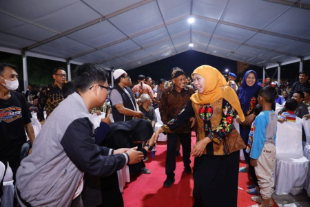 MENYAPA PENONTON WAYANG KULIT