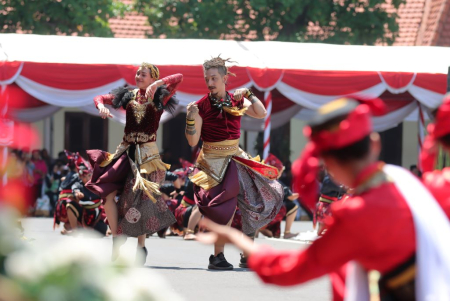 WNA MENARI KOLOSAL