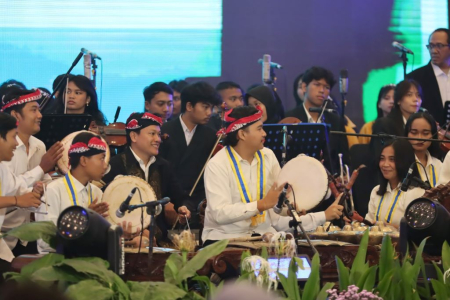 KOLABORSAI MUSIK TRADISIONAL DAN ORKESTRA