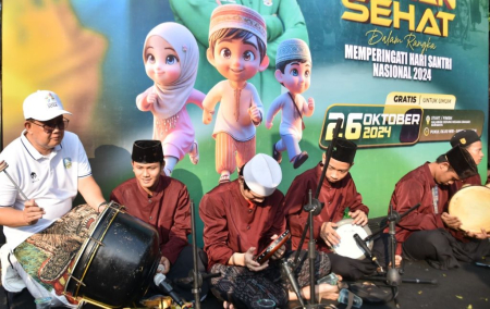 GRUP BANJARI HIBUR PESERTA JALAN SEHAT