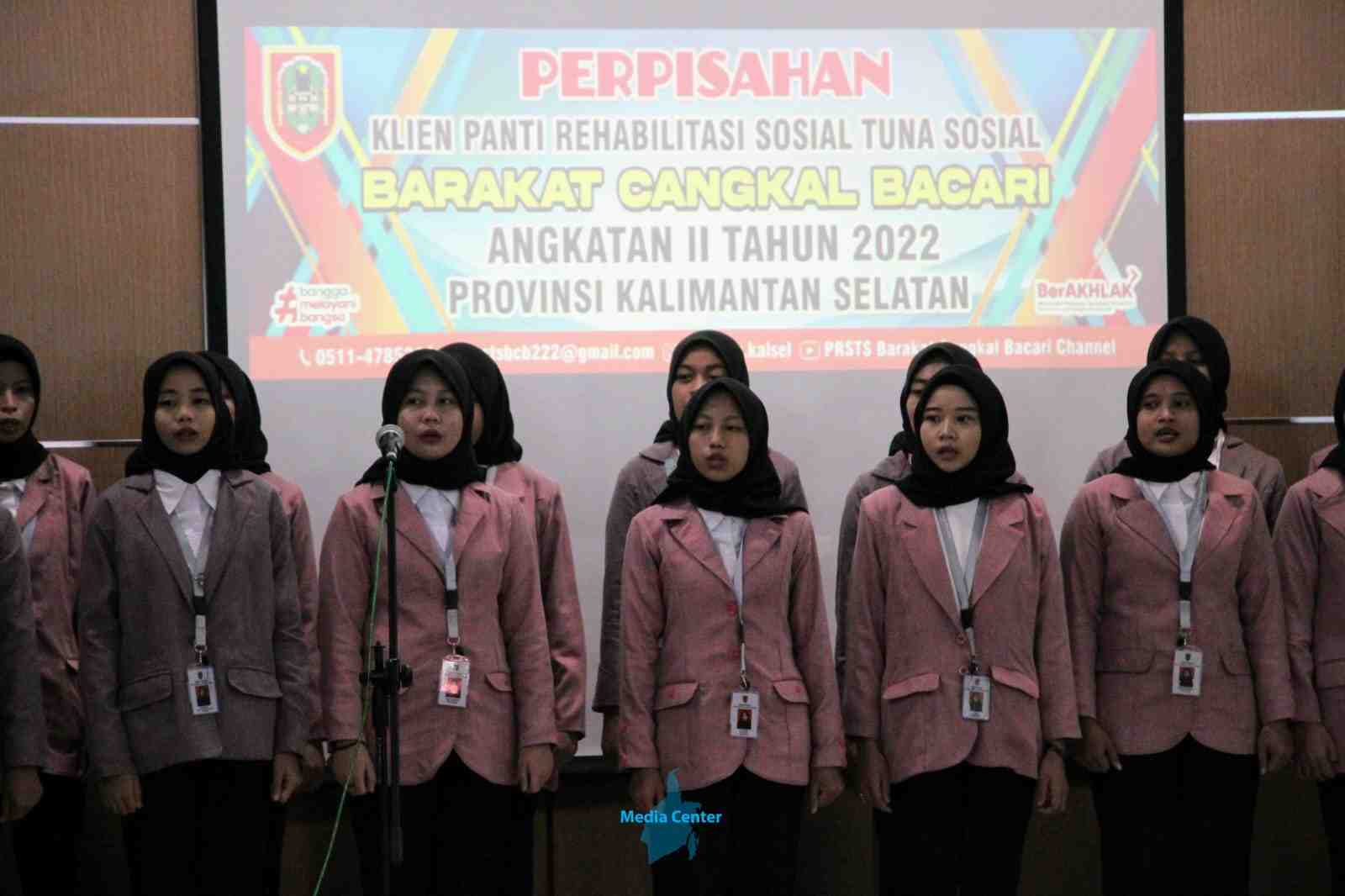 MENYANYIKAN MARS BERGERAK