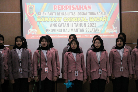 MENYANYIKAN MARS BERGERAK