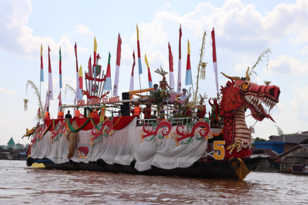 LOMBA PERAHU HIAS