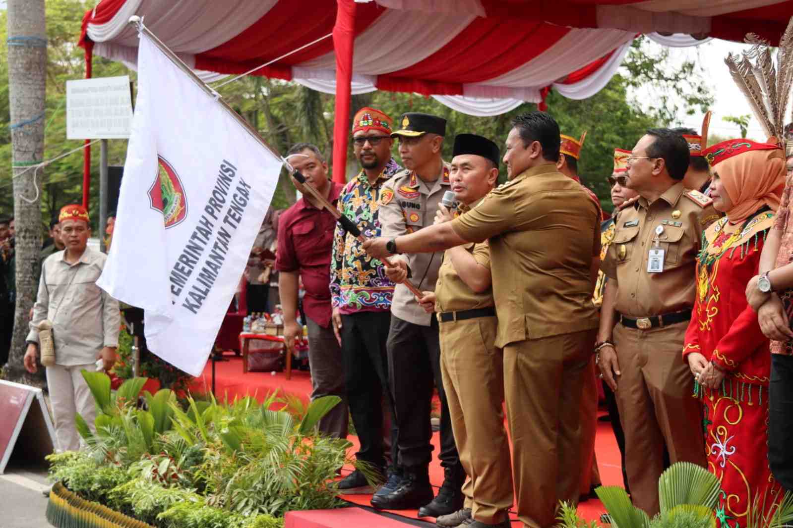 MELEPAS PESERTA PAWAI