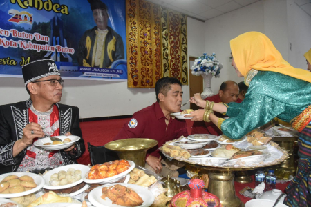 TRADISI PEKANDE-KANDEA KHAS BUTON