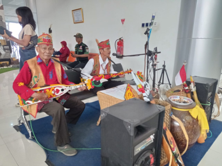 SENIMAN KECAPI DAYAK