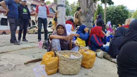 JUAL MAKANAN DI LAPANGAN KANTOR WALI KOTA PALU