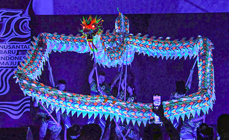 TARI ATRAKSI NAGA