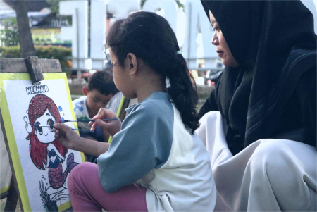 BELAJAR MEWARNAI DI TAMAN LOKOMOTIF