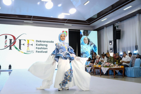 MODEL BUSANA BATIK KALTENG