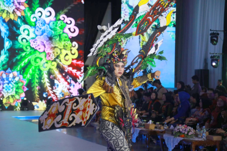 PERAGAAN BUSANA ETNIK DAYAK