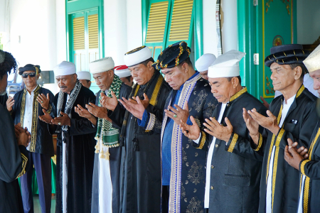 BERDOA USAI PROSESI AKE DANGO