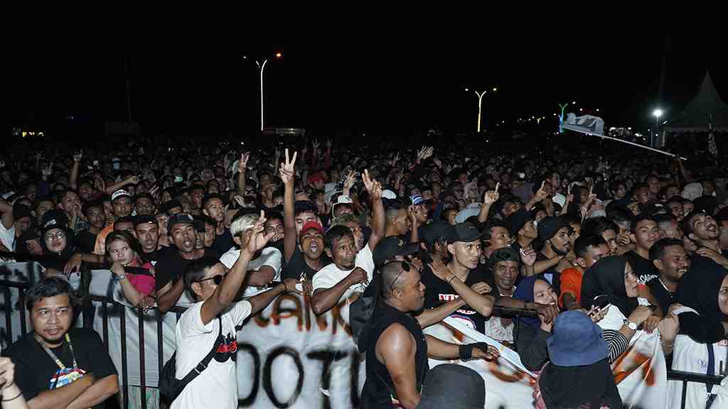 SAKSIKAN GRUP BAND SLANK
