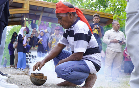 TABUR KEMENYAN UNTUK ATRAKSI BAMBU GILA