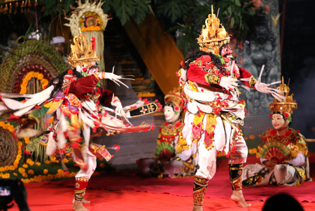 PENTAS TARI JAUK