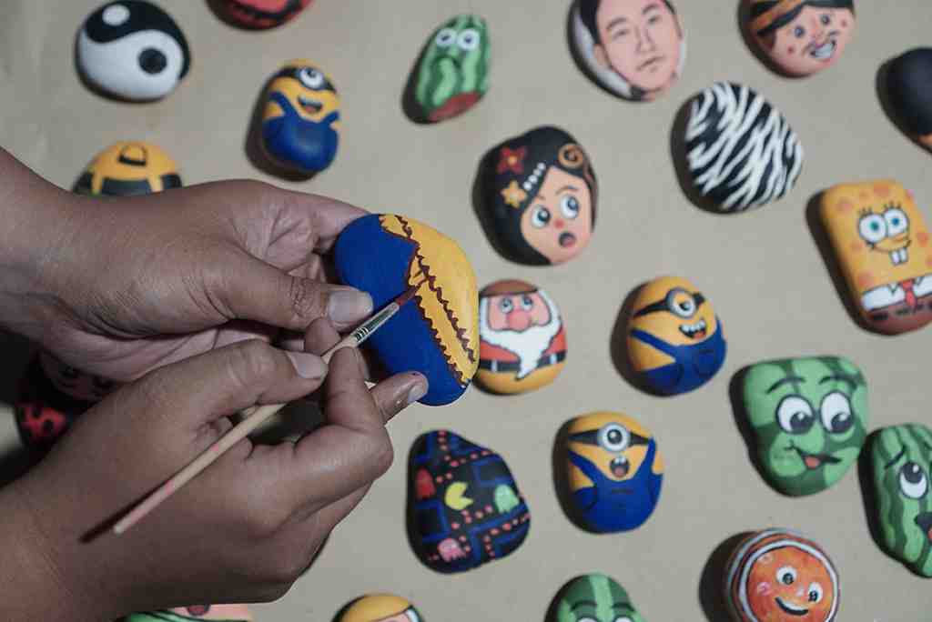 KERAJINAN LUKIS BATU 