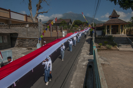 KIRAB BUDAYA DAN KEBANGSAAN DI LERENG GUNUNG MERAPI