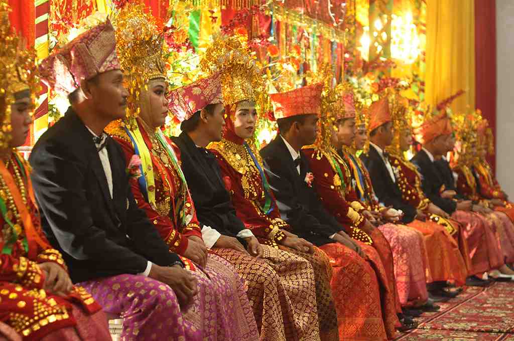 NIKAH MASSAL DENGAN TRADISI BELARAK DI BENGKULU