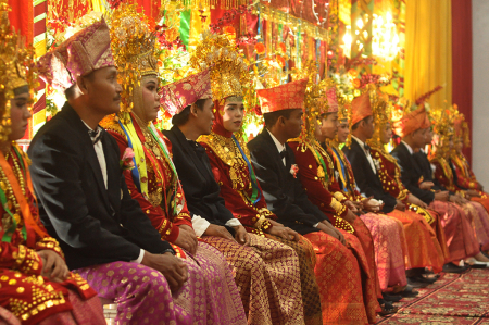 NIKAH MASSAL DENGAN TRADISI BELARAK DI BENGKULU
