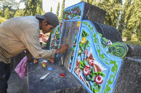 MELUKIS MAKAM JELANG TRADISI CHENG BENG 