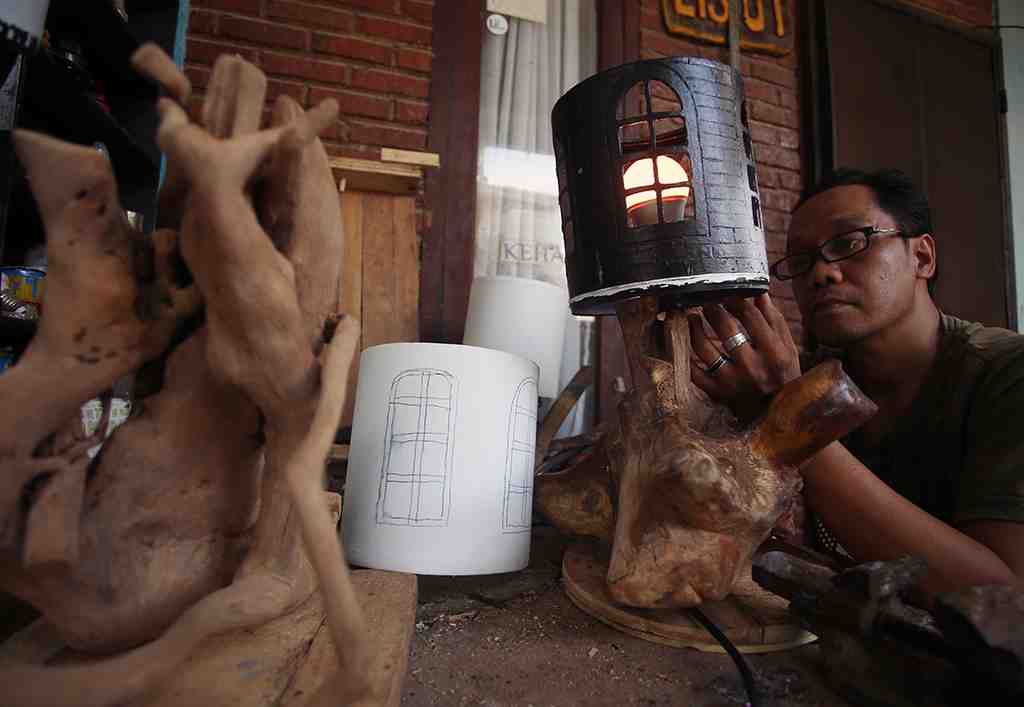 PERAJIN LAMPU HIAS DARI SAMPAH PLASTIK 