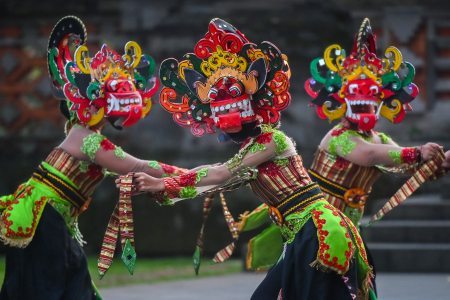 PERAYAAN HARI TARI SEDUNIA DI TMII