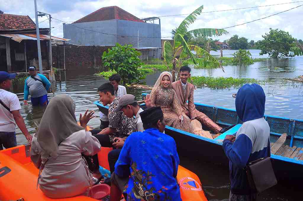 PERNIKAHAN SAAT BANJIR DI KUDUS