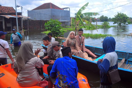 PERNIKAHAN SAAT BANJIR DI KUDUS