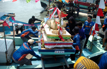 RITUAL SEDEKAH LAUT DI TEGAL
