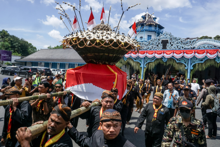 TRADISI GREBEG SYAWAL KERATON SOLO