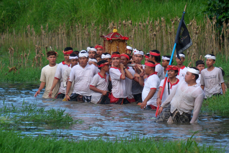 TRADISI MEYAB DI KARANGASEM BALI