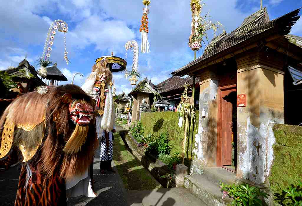 TRADISI NGELAWANG DI BALI