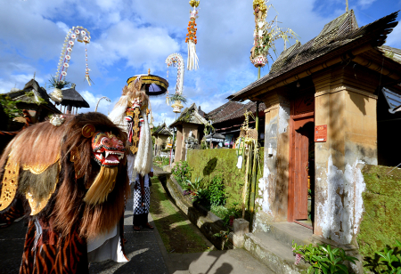 TRADISI NGELAWANG DI BALI