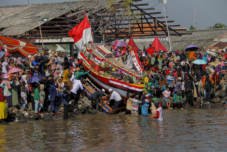 TRADISI PETIK LAUT DI PROBOLINGGO