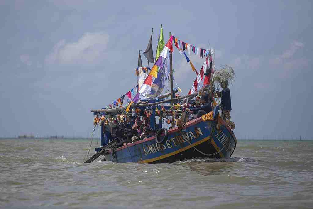 TRADISI SEDEKAH LAUT DI INDRAMAYU 