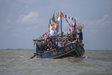 TRADISI SEDEKAH LAUT DI INDRAMAYU 