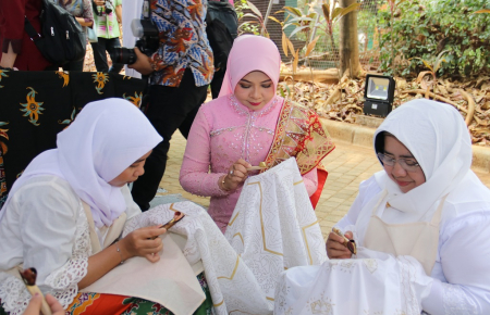 PJ KETUA DEKRANASDA KALBAR  MENCATING BATIK BERSAMA PERAJIN