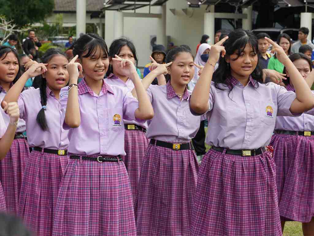 MENYANYIKAN LAGU PELAJAR PANCASILA
