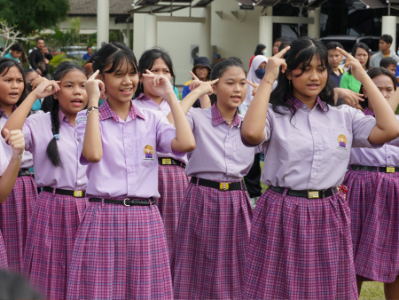 MENYANYIKAN LAGU PELAJAR PANCASILA