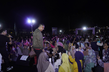 WAKIL WALIKOTA TIDORE MENYAPA PENONTON