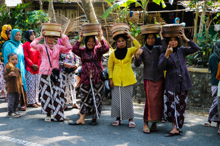 BERSIAP IKUTI UPACARA ADAT KENDURI 