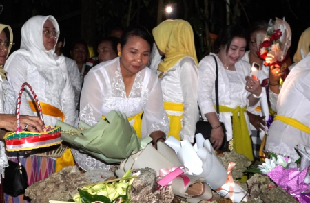 ZIARAH KE MAKAM NEN DIT SAK MAS