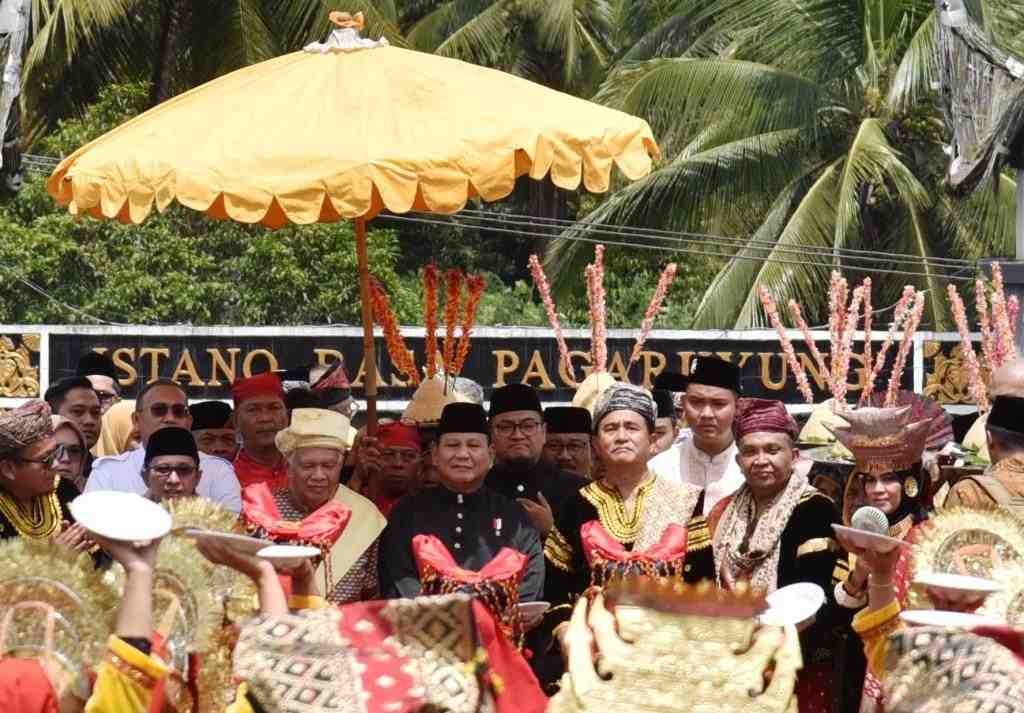 MENTERI PERTAHANAN  DISAMBUT TARI PIRING