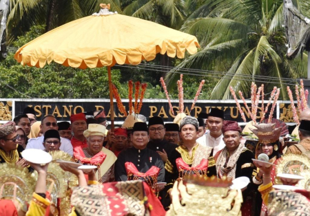MENTERI PERTAHANAN  DISAMBUT TARI PIRING