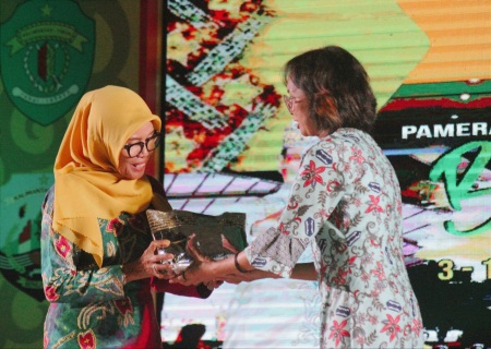 PENYERAHAN CENDERA MATA