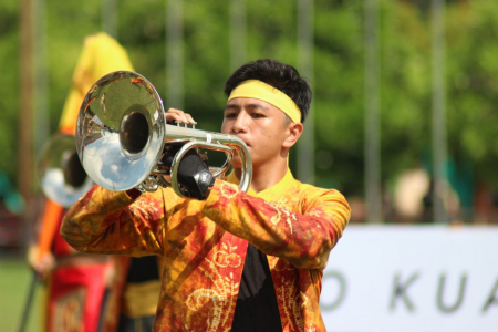 BERMAIN ALAT TIUP MELLOPHONE