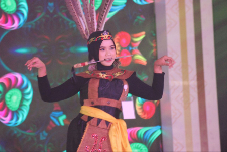 TAMPILKAN TARIAN DAYAK
