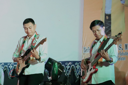 BERMAIN GITAR