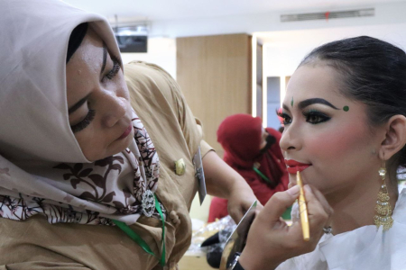 WARNAI BIBIR